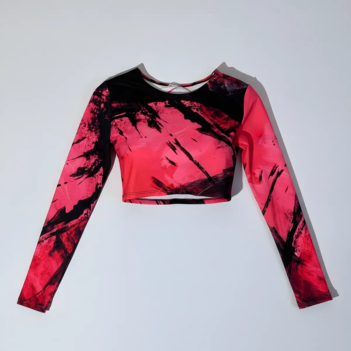 Crop top deportivo manga larga estampado abstracto rosa neón y negro vista frontal plana