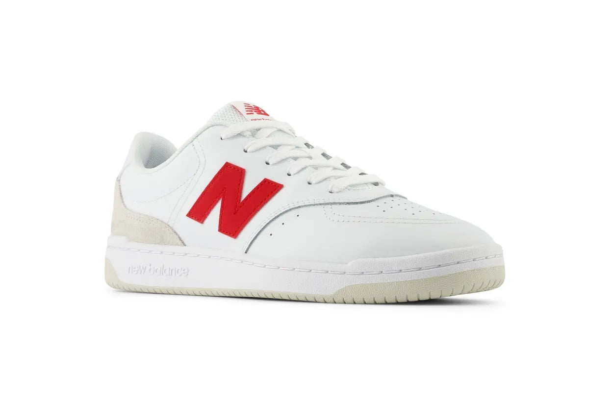 Zapatillas New Balance blancas estilo clásico court con logo N rojo lateral y suela crema