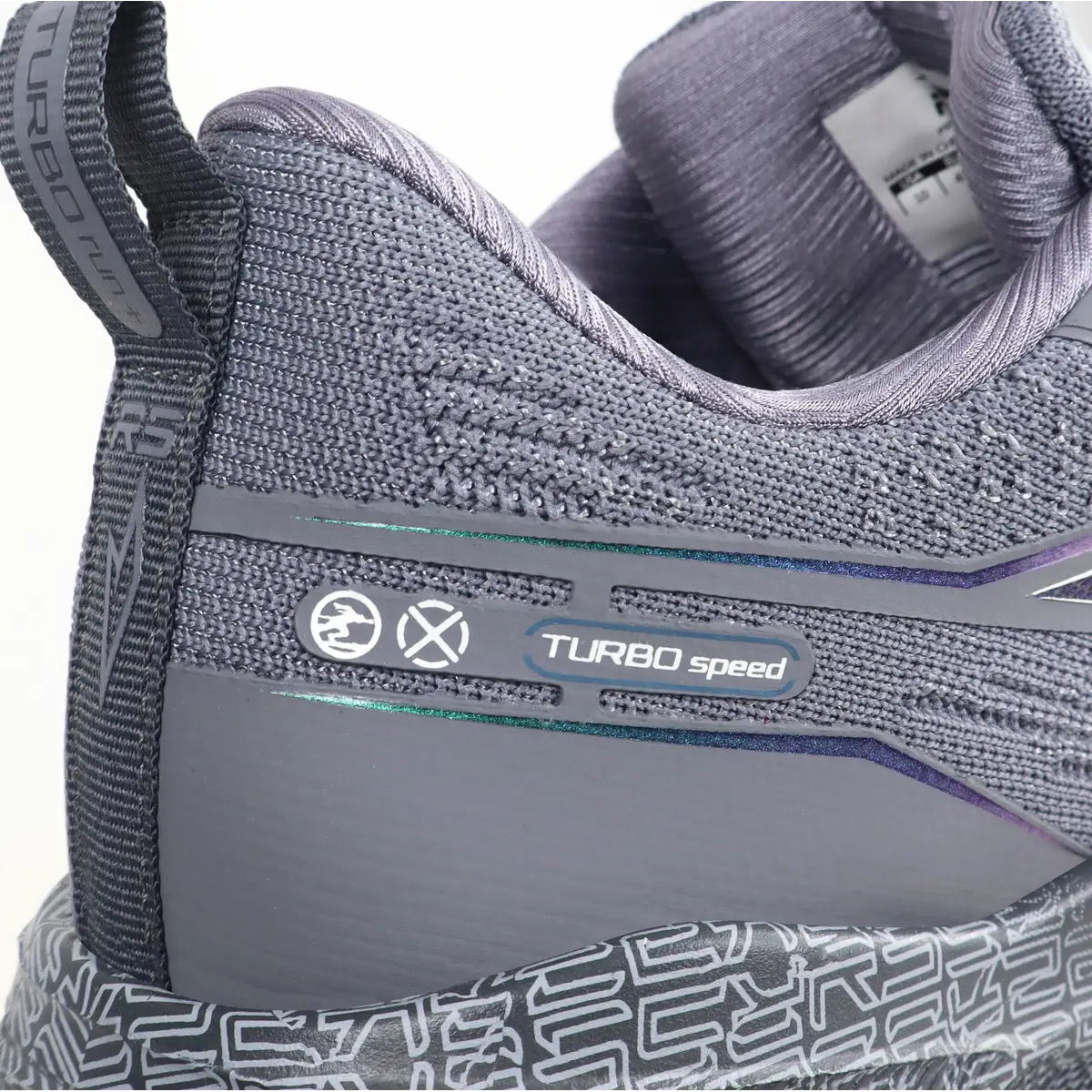 Detalle talón zapatillas running hombre logo Turbo Speed y tirador acanalado gris