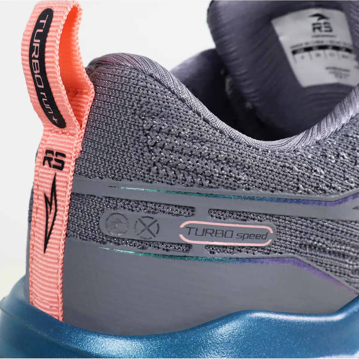 Tirador de talón rosa TURBO RUN y detalle entresuela azul zapatillas running RS Performance