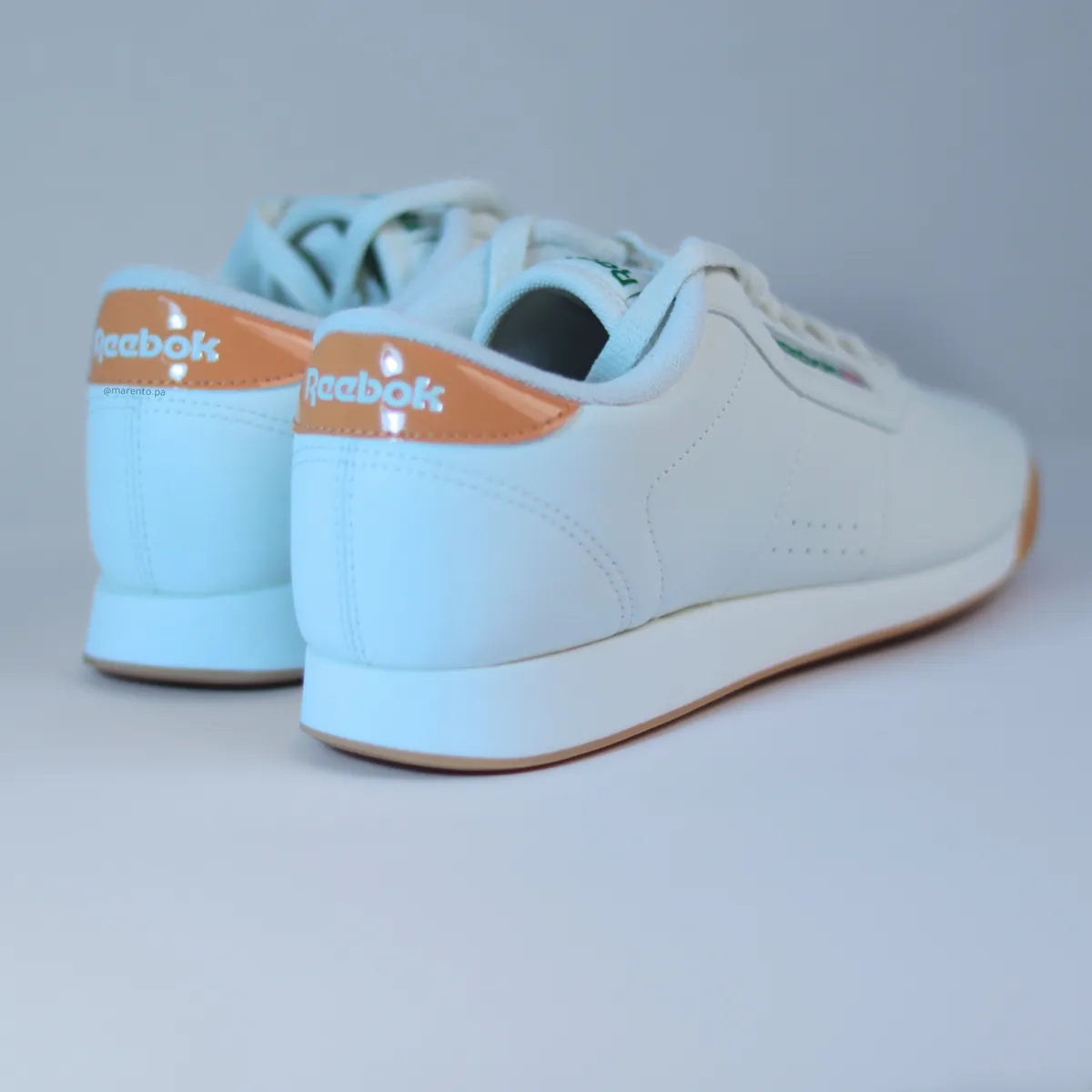 Vista trasera par zapatillas Reebok Princess Women con detalle de charol terracota en talón