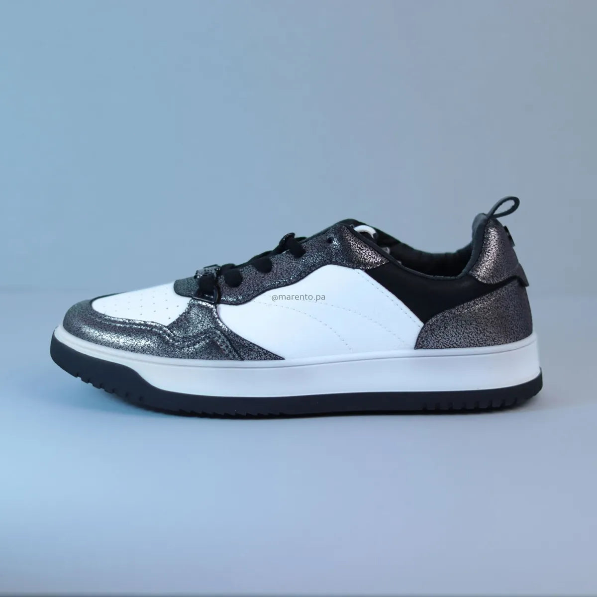 Vista lateral zapatillas blanco y negro mujer textura brillante y suela cómoda