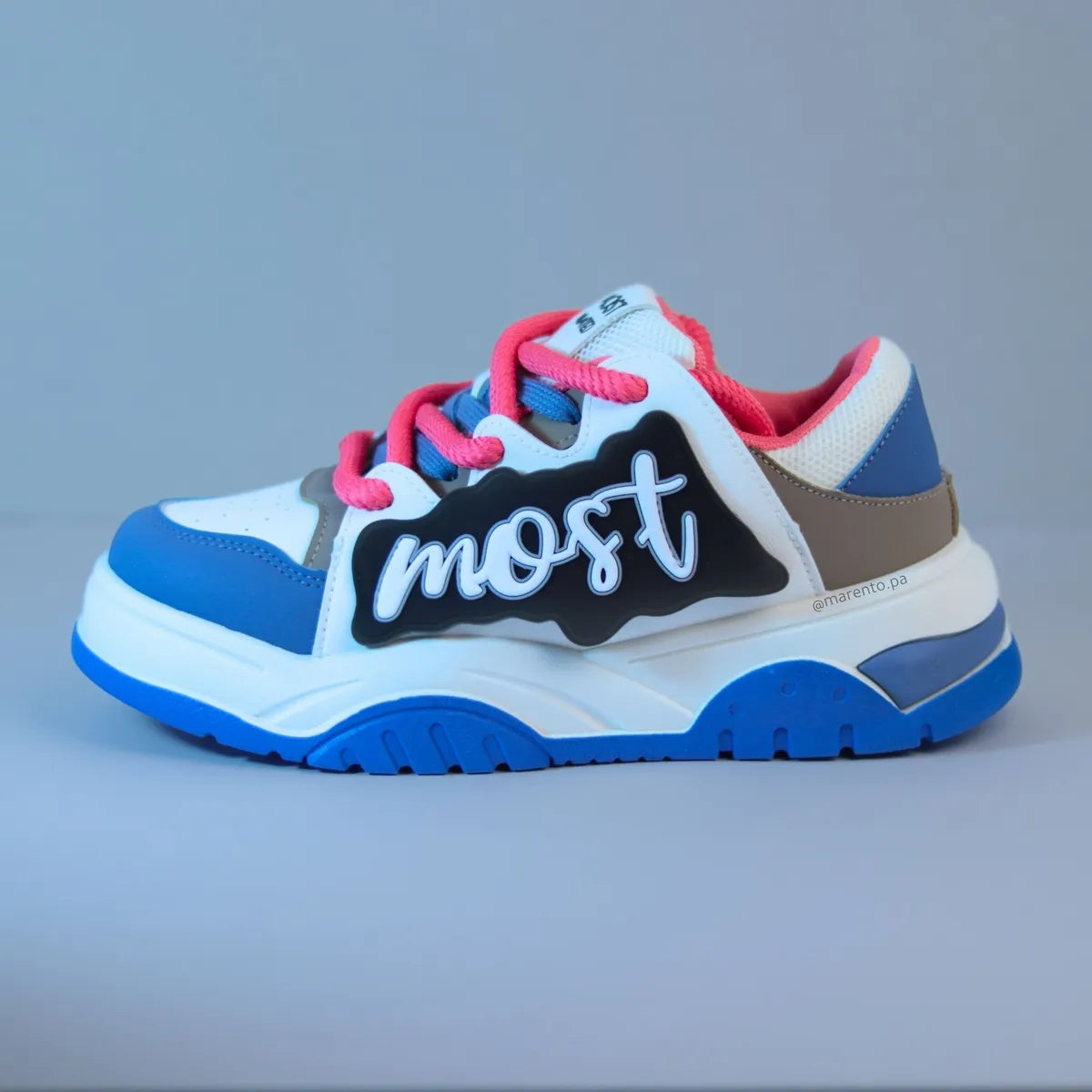 Zapatillas chunky mujer Most Wanted Fernite Blue con parche lateral negro y cordones rosa
