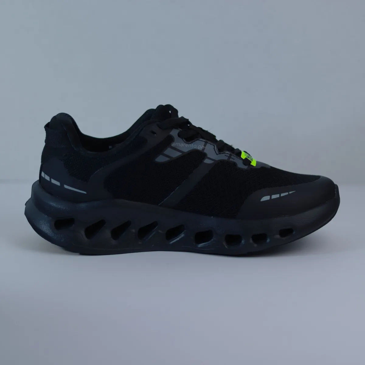 Perfil zapatillas running mujer negras GUK con detalles reflectantes