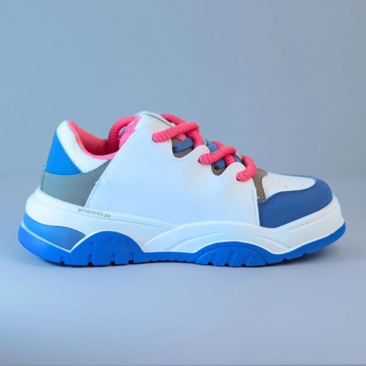 Perfil interno zapatillas Most Wanted diseño limpio blanco con detalles azul y gris