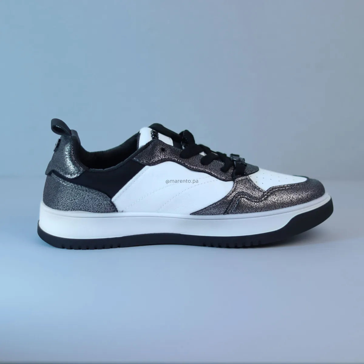 Perfil interno zapatillas casuales mujer Most Wanted diseño elegante blanco negro plata