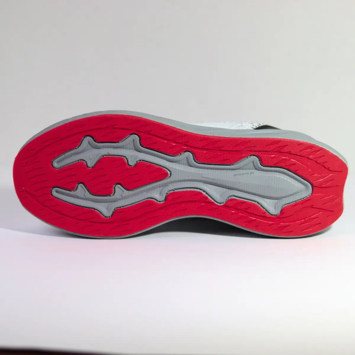 Suela de goma gris y roja zapatillas Sneakers Supply con patrón de tracción ergonómico