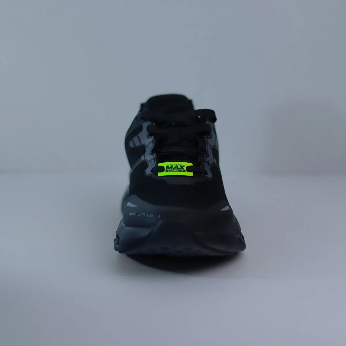 Vista frontal zapatillas GUK negras con etiqueta neón Cushion Foam Max Comfort en lengüeta