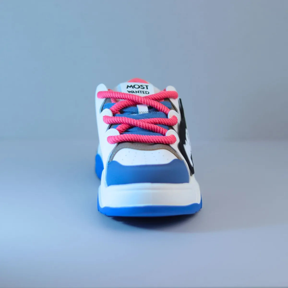 Vista frontal zapatillas mujer cordones gruesos rosa tipo cuerda y puntera perforada