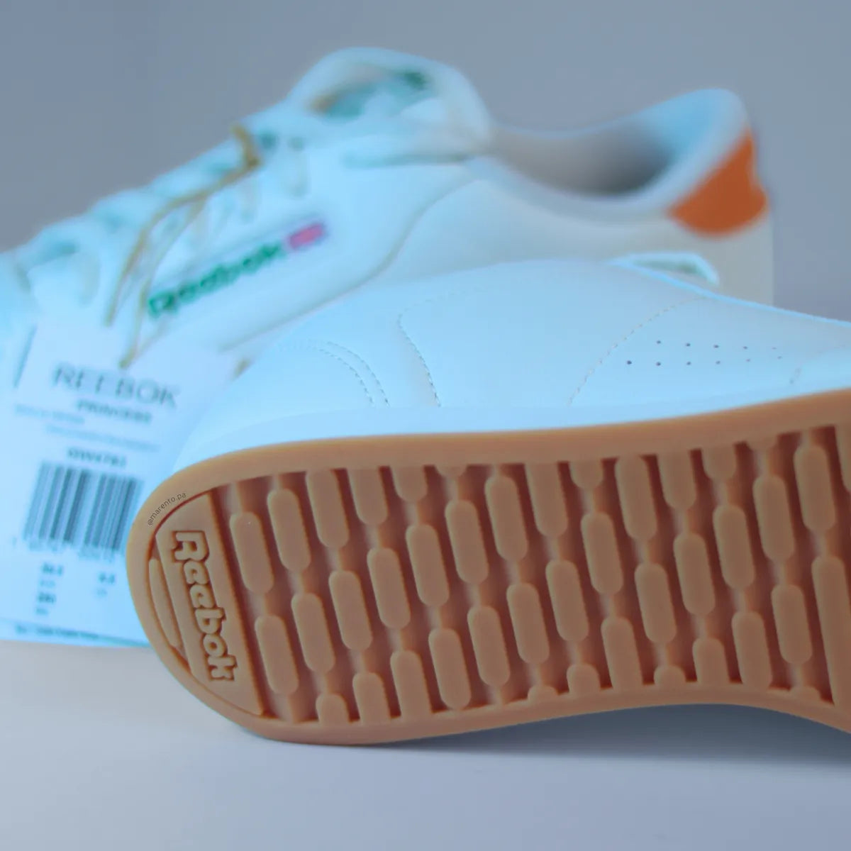 Primer plano suela de goma color caramelo zapatillas Reebok Princess Women antideslizante