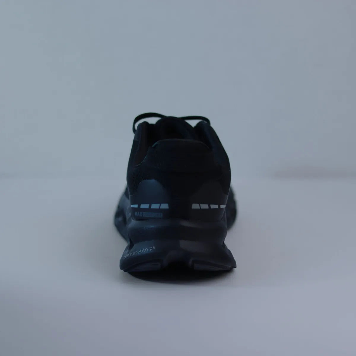 Vista trasera talón zapatillas deportivas negras GUK con suela ancha