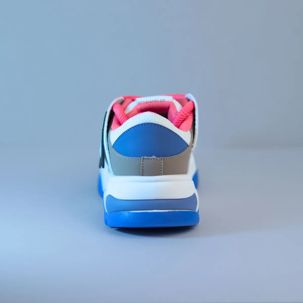Vista trasera talón zapatillas chunky con panel gris y azul estilo urbano
