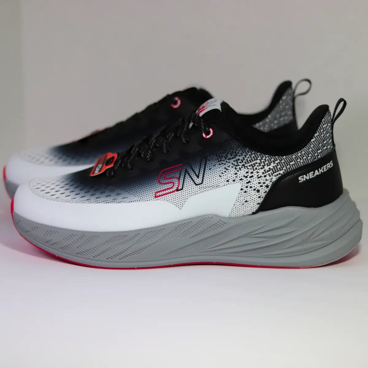 Par de zapatillas deportivas hombre Sneakers Supply Pure Style diseño moderno blanco negro rojo