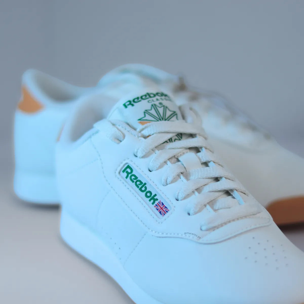 Detalle puntera y cordones zapatillas Reebok Princess Women con logo lateral verde