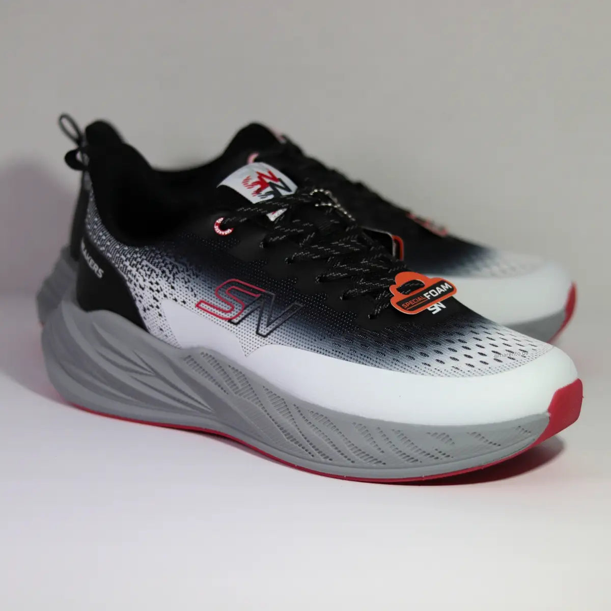 Vista tres cuartos zapatillas hombre Sneakers Supply malla degradada y suela amortiguada