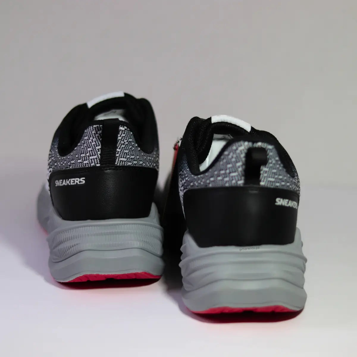 Vista trasera talón reforzado zapatillas Sneakers Supply negro con logo blanco