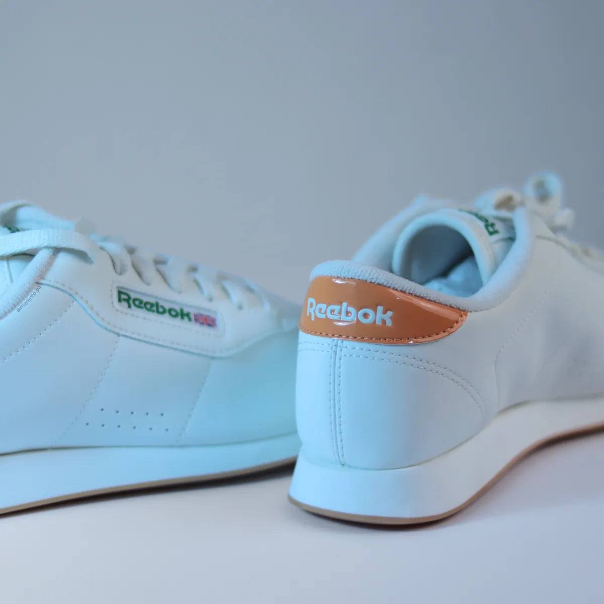 Primer plano talón naranja brillante zapatillas Reebok Princess Women mujer