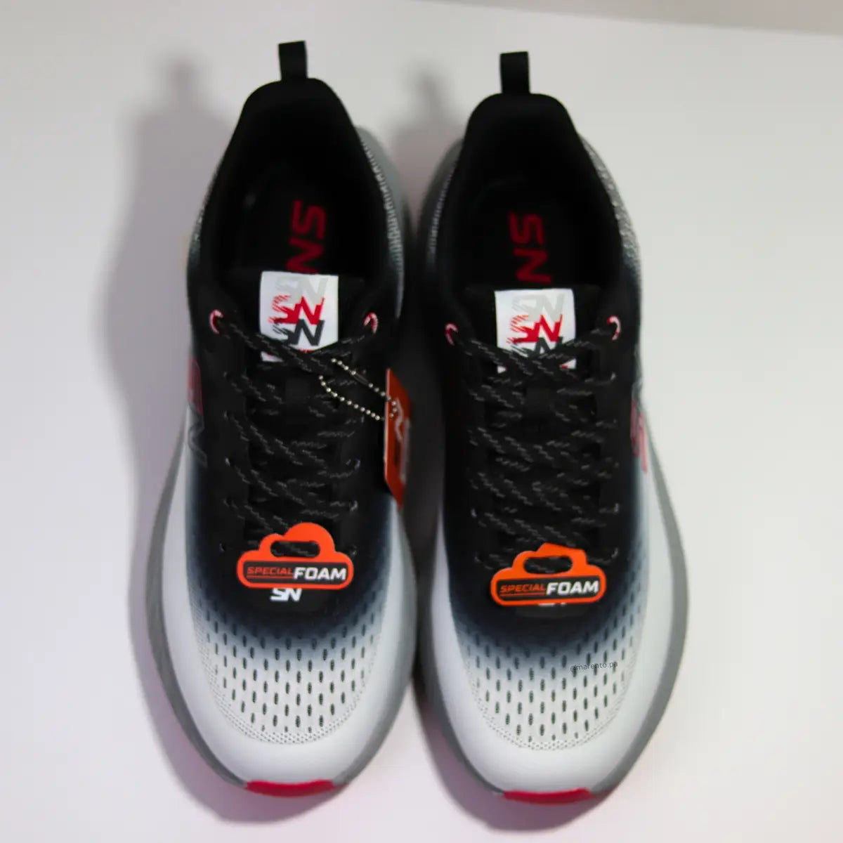 Vista superior interior zapatillas Sneakers Supply plantilla roja con logo