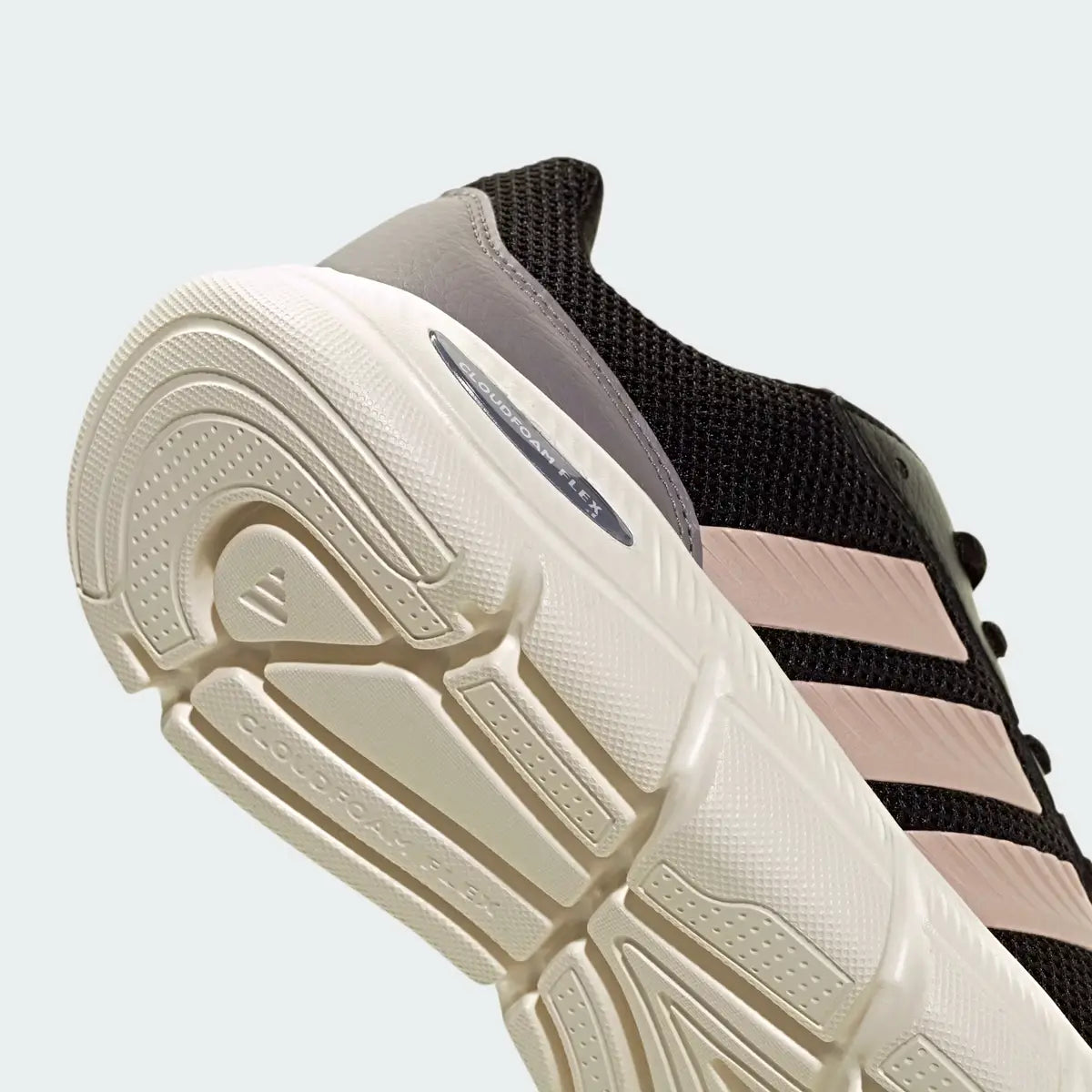 Primer plano del talón y entresuela amortiguadora Cloudfoam en zapatillas Adidas de mujer