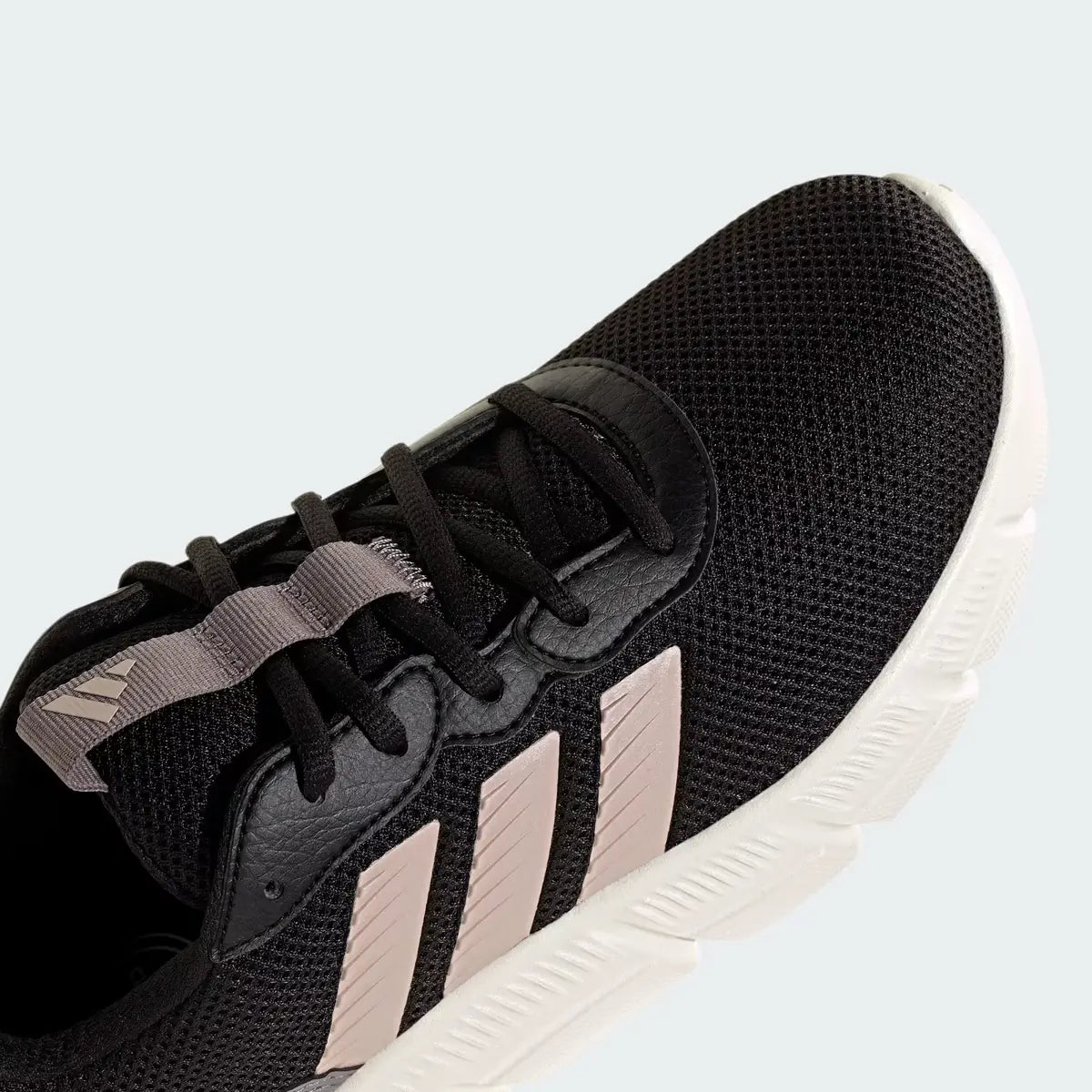 Detalle de puntera de malla técnica transpirable en zapatillas mujer Adidas Cloudfoam Flex color negro