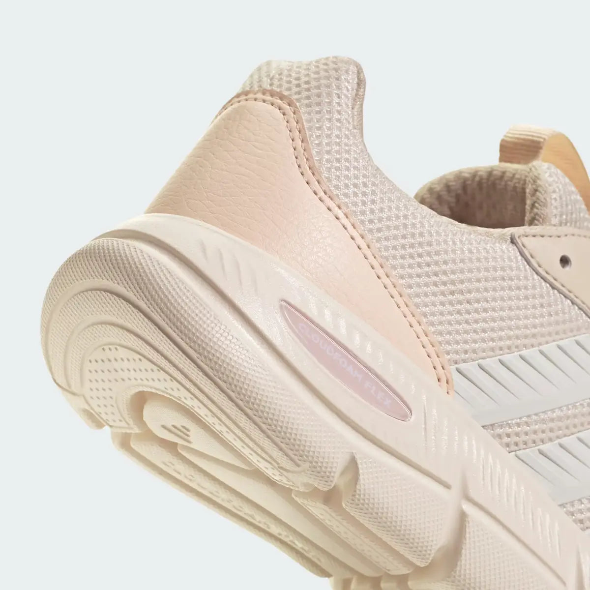 Primer plano del talón y entresuela amortiguadora Cloudfoam en zapatillas Adidas de mujer