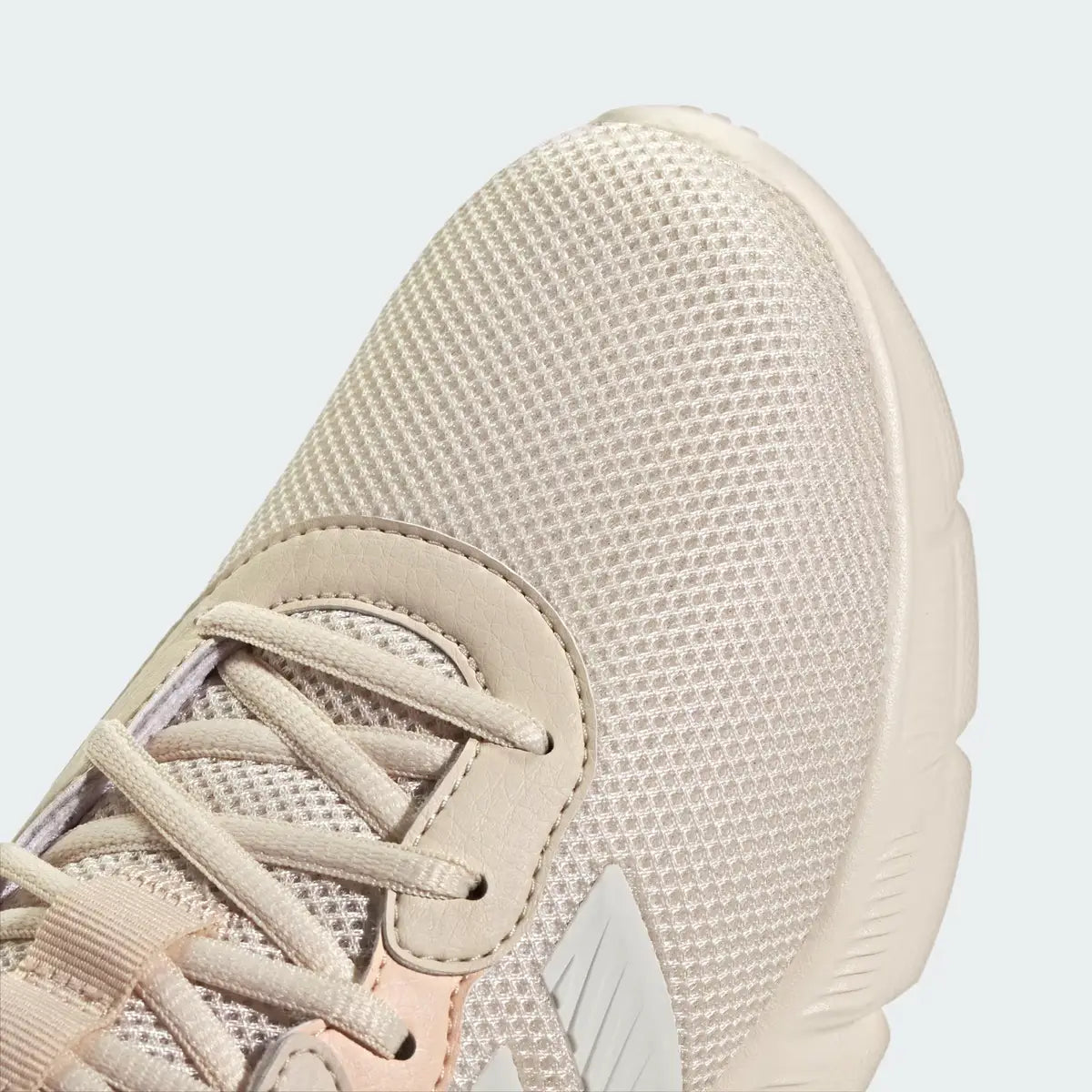Detalle de puntera de malla técnica en zapatillas mujer Adidas Cloudfoam Flex color beige