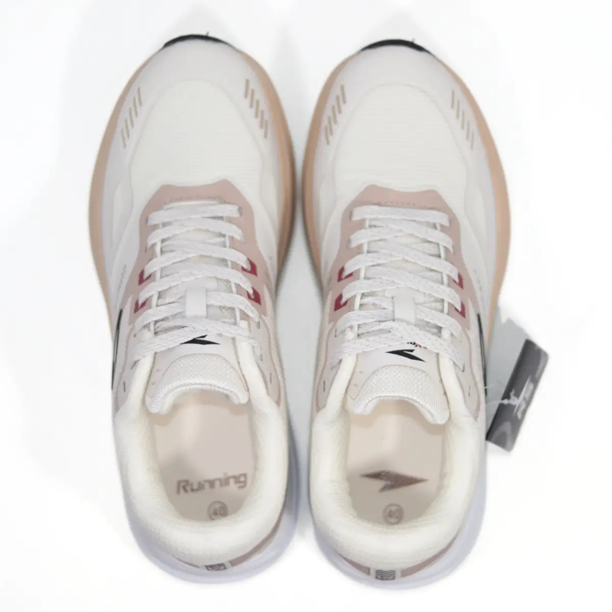 Vista superior interior de zapatillas RS Performance Dash hombre beige mostrando exterior de malla transpirable y cordones