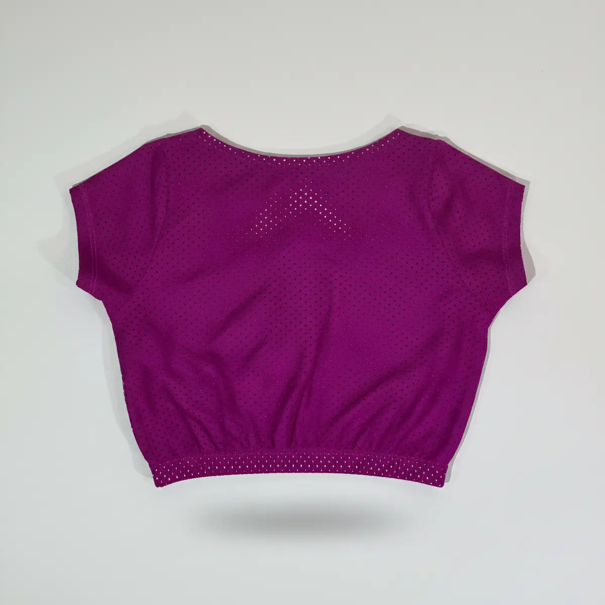 Vista trasera top deportivo corto morado textura transpirable puntos