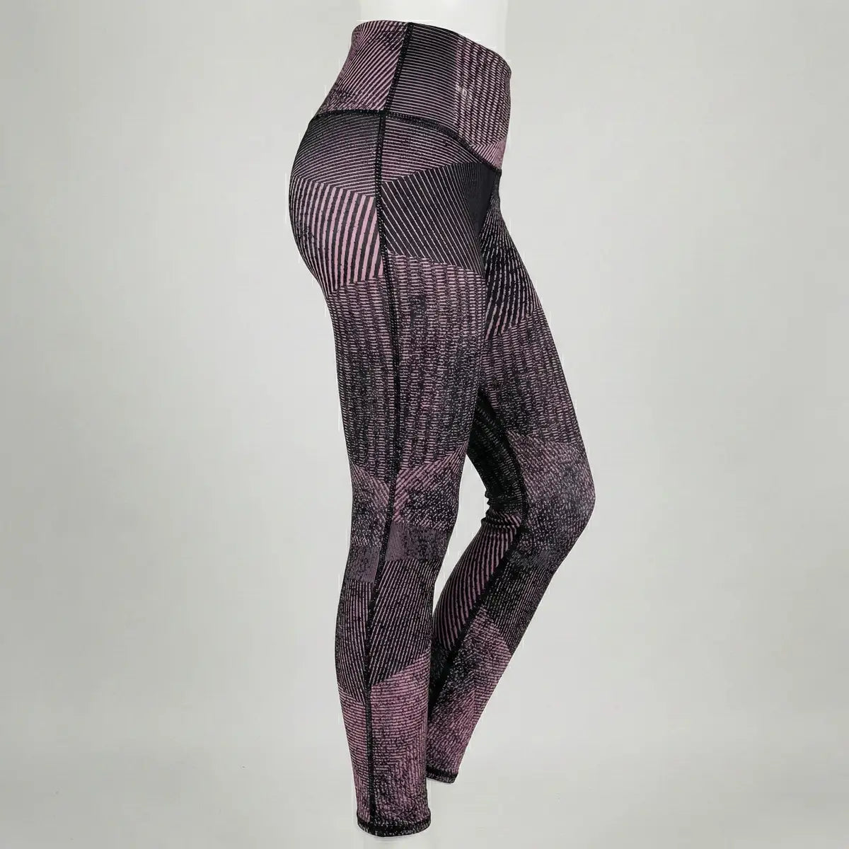 Leggings deportivos BJX estampado geométrico lineal negro y rosa perfil mujer
