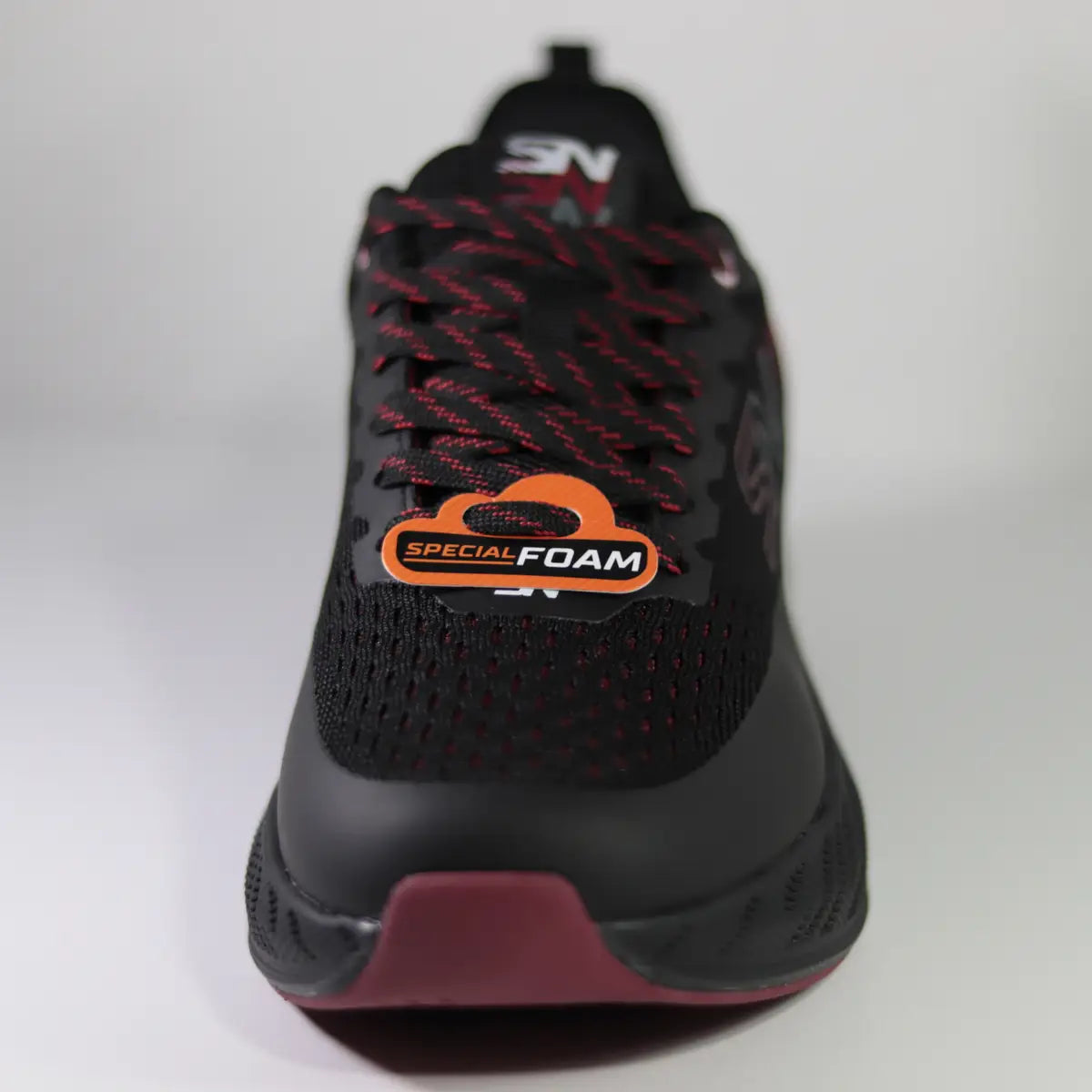 Vista frontal zapatillas hombre cordones negros con rojo y etiqueta tecnología Special Foam