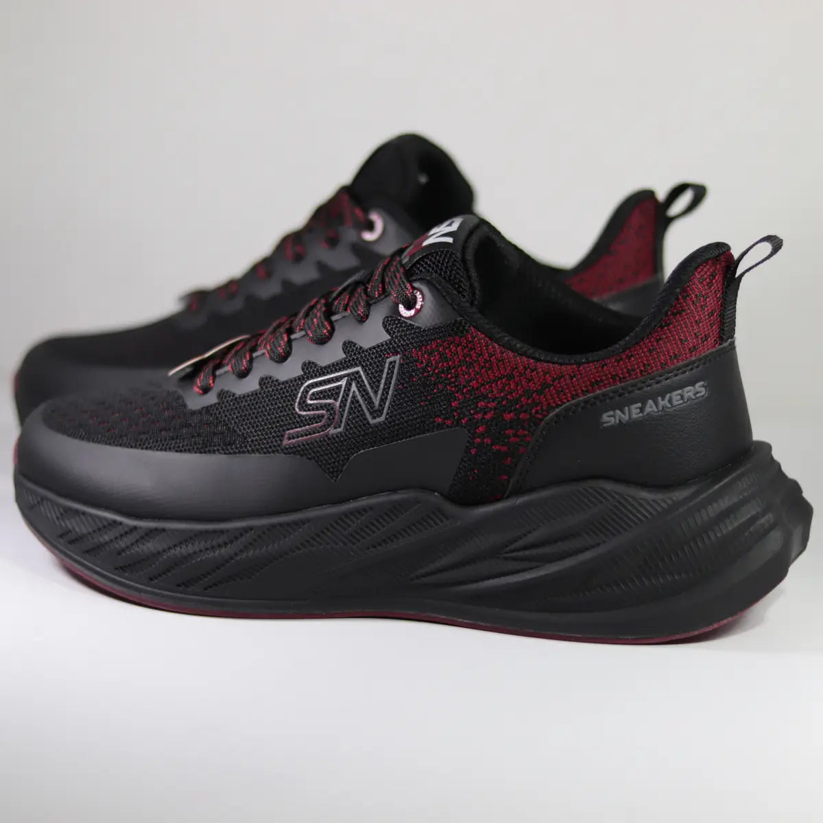 Par de zapatillas Sneakers Supply Black Fire hombre diseño agresivo negro con talón rojo
