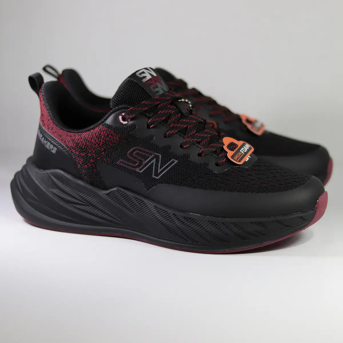 Zapatillas running hombre modelo Black Fire vista tres cuartos con detalles en rojo intenso