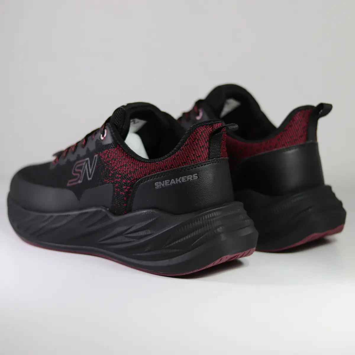 Vista trasera talón zapatillas hombre refuerzo negro sobre tejido rojo y logo Sneakers