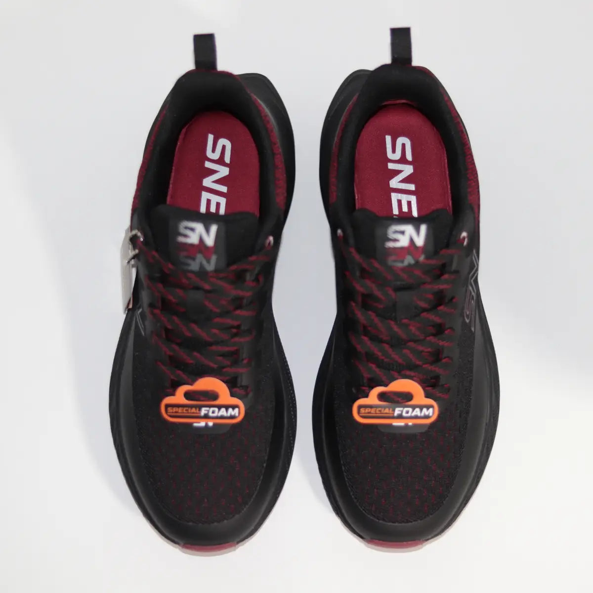 Vista superior interior zapatillas Sneakers Supply Black Fire plantillas rojas con marca blanca