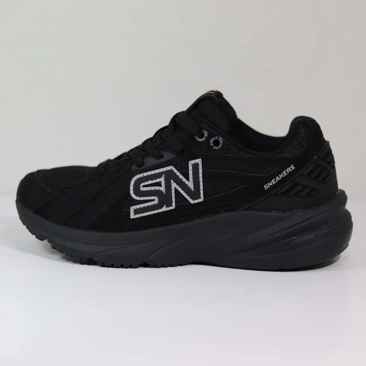 Zapatillas mujer Sneakers Supply Onyx Black perfil negro con logo SN plateado y suela chunky