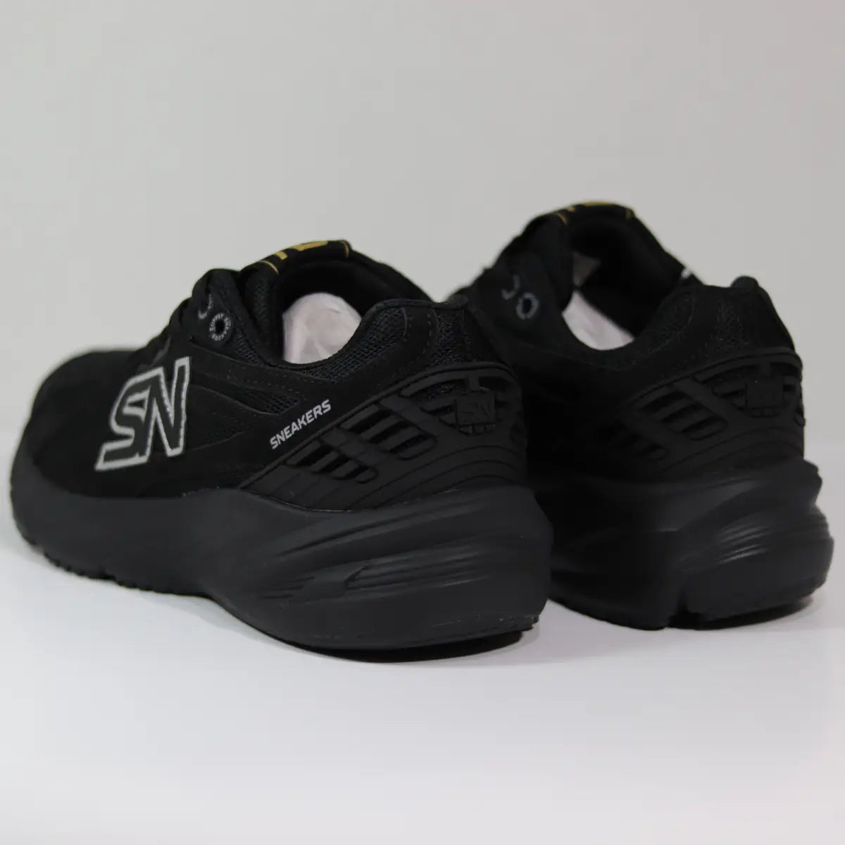 Vista trasera talón zapatillas mujer negras con suela gruesa retro y paneles de soporte
