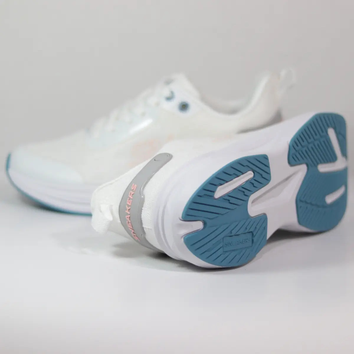Par de zapatillas mujer Sneakers Supply blancas y azules mostrando suela antideslizante