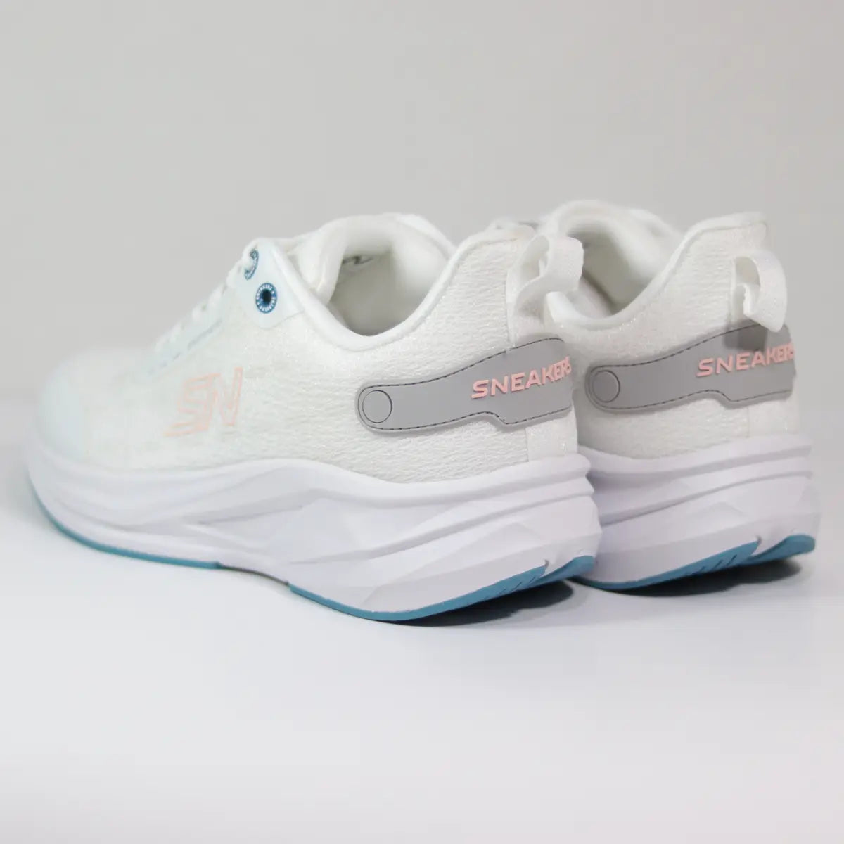 Vista trasera talón zapatillas mujer blancas con soporte gris y texto Sneakers en rosa
