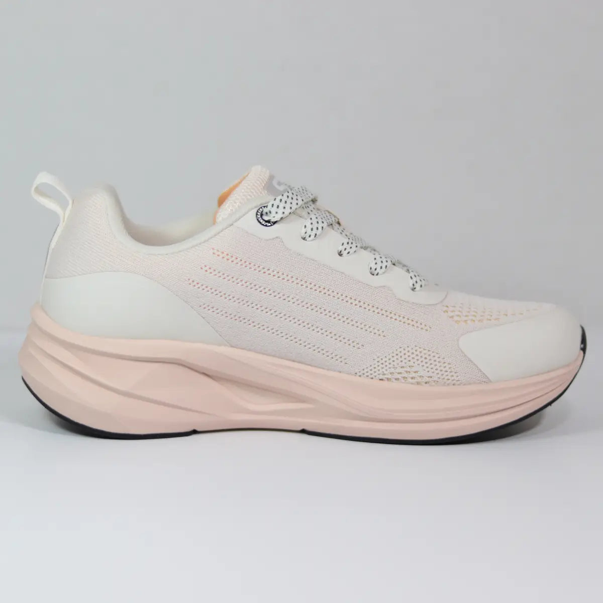 Vista lateral interna zapatillas mujer beige pastel tejido transpirable y suela cómoda