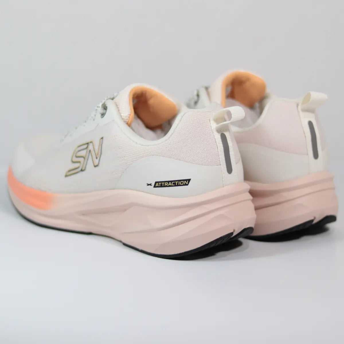 Vista trasera talón zapatillas mujer crema con tirador blanco y soporte acolchado