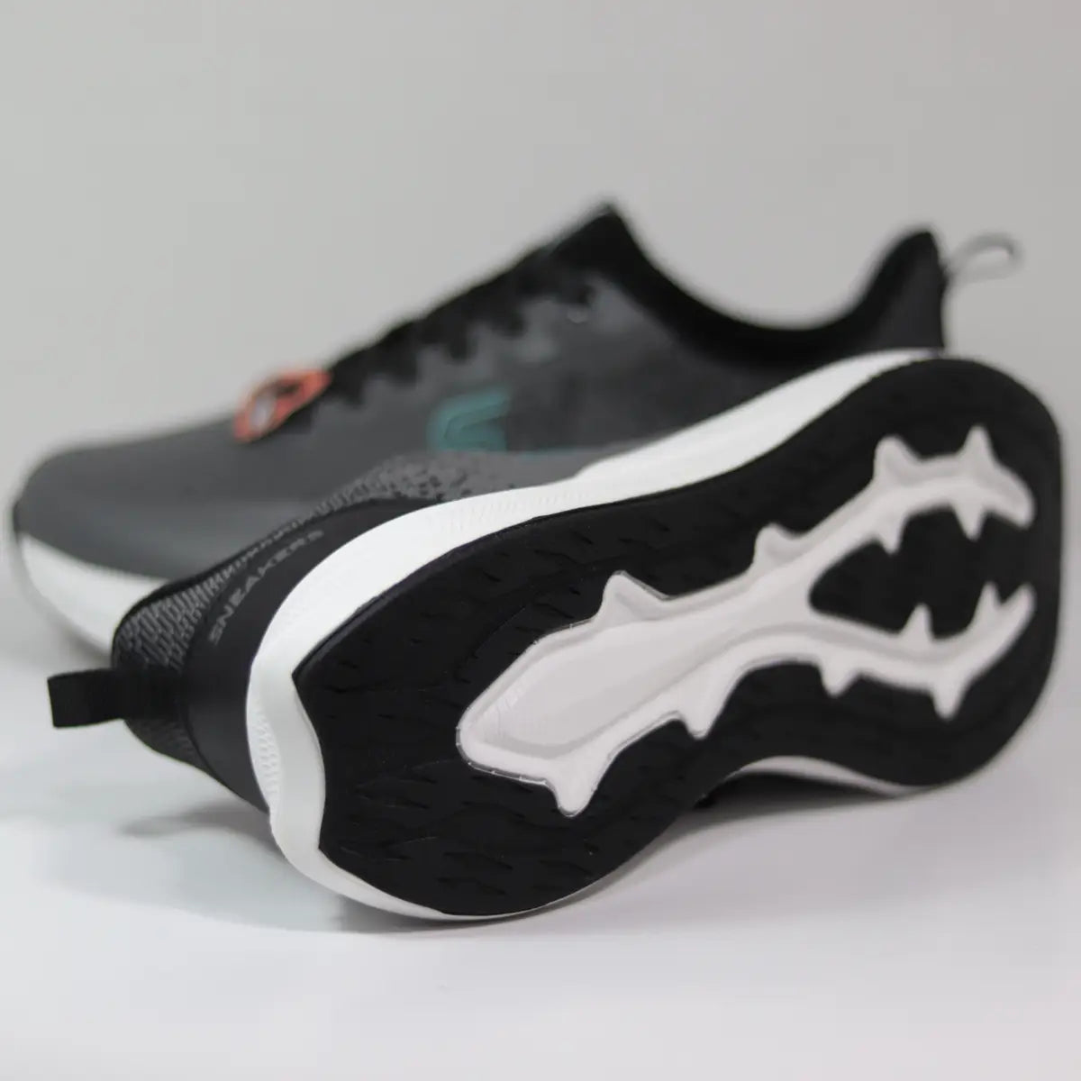 Suela de zapatillas deportivas hombre negro y blanco con patrón de tracción flexible