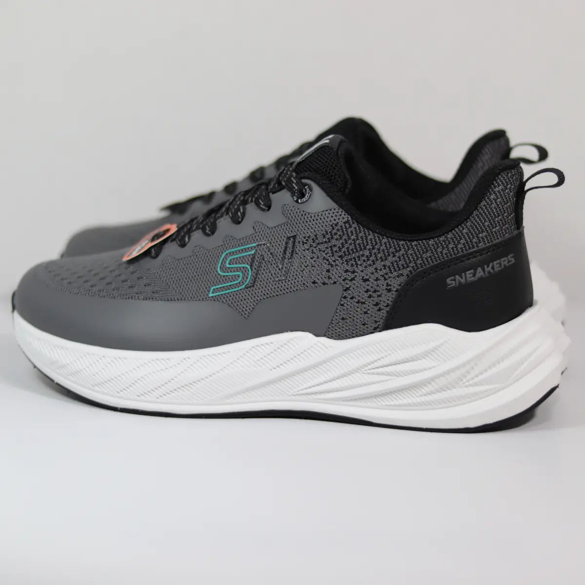 Par de zapatillas hombre Sneakers Supply Titanium vista tres cuartos diseño urbano