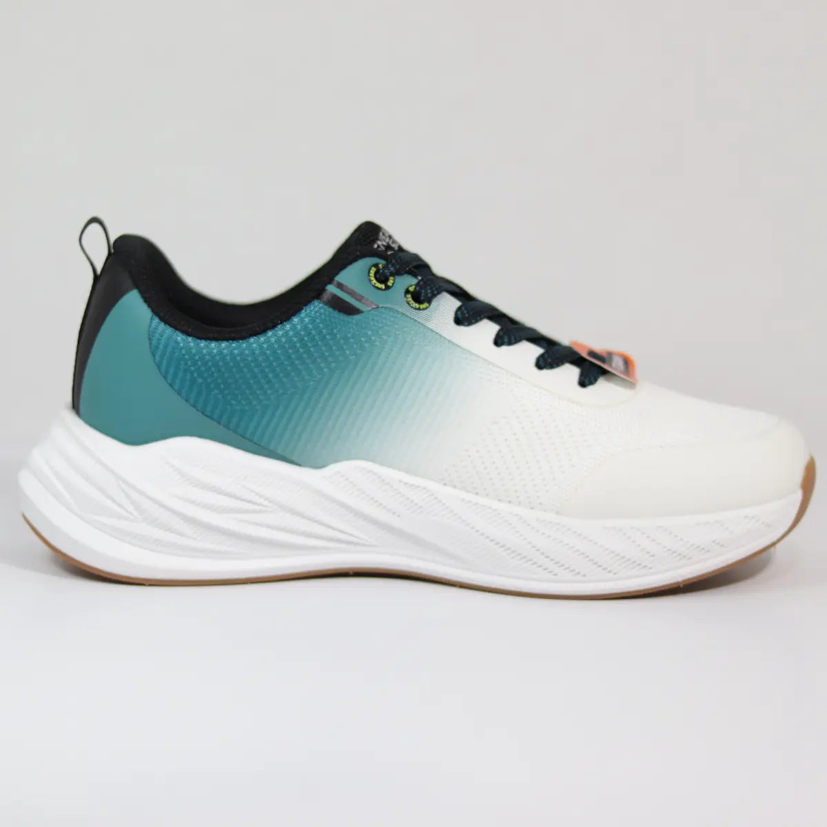 Vista lateral interna zapatillas hombre blanco y verde diseño aerodinámico transpirable