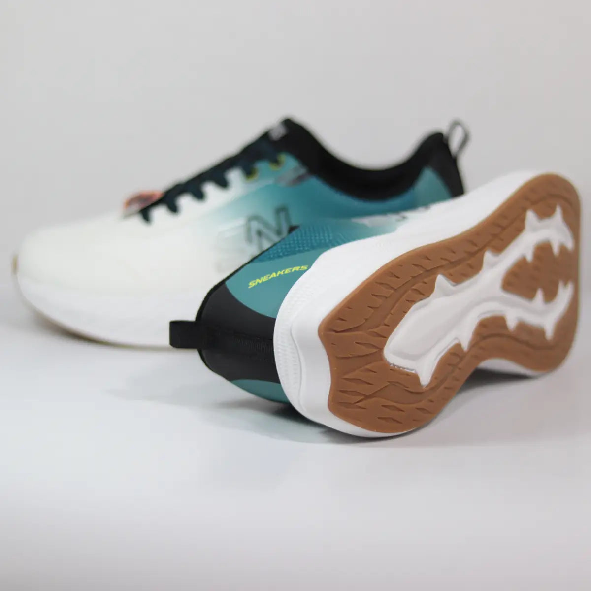 Suela exterior de goma color caramelo zapatillas hombre blancas y verdes estilo deportivo