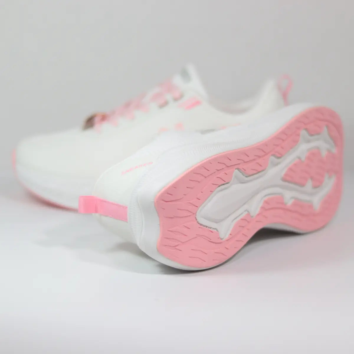 Suela de goma antideslizante color rosa y blanco de las zapatillas deportivas Coral Rose