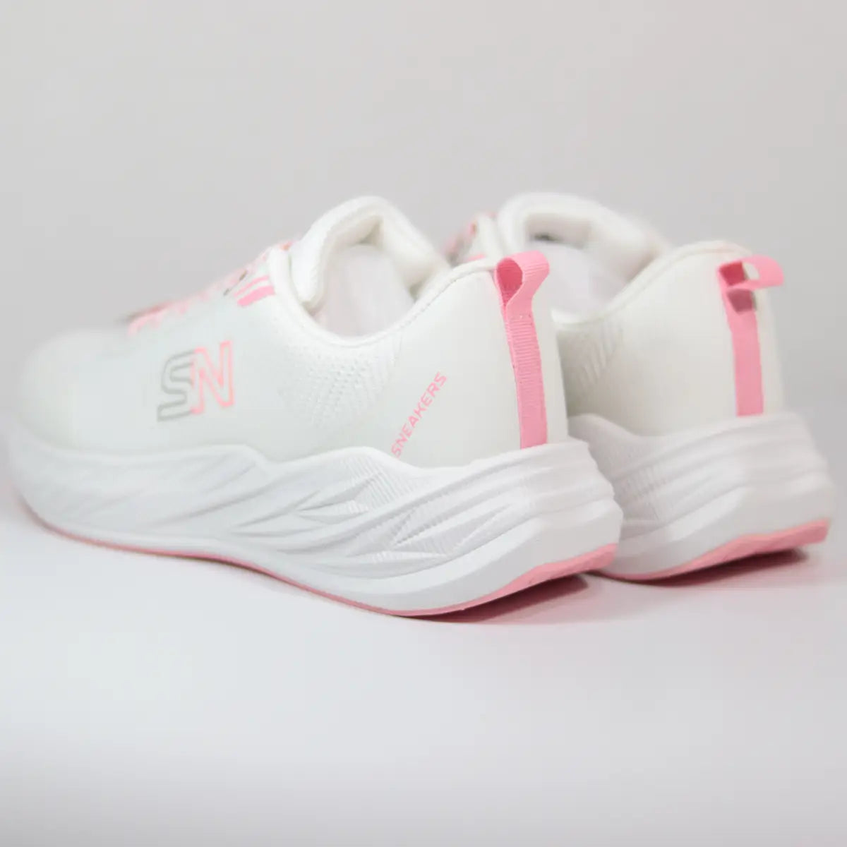 Vista trasera talón zapatillas Coral Rose mostrando tirador y detalles en rosa sobre blanco