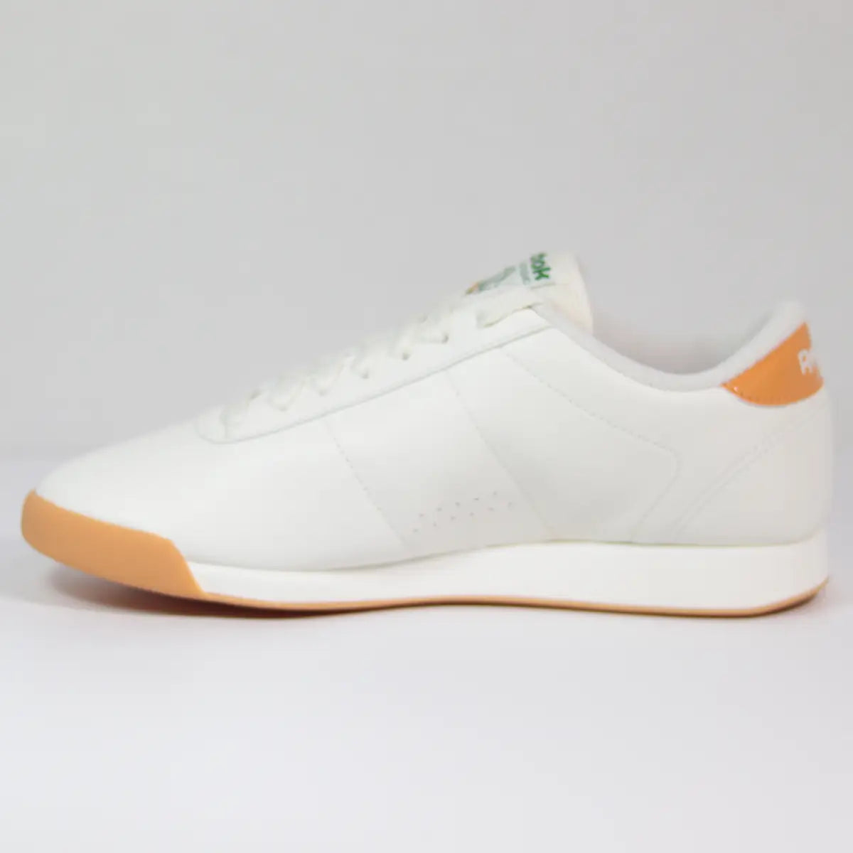 Vista lateral interna zapatillas blancas mujer Reebok Princess Classic diseño limpio y minimalista