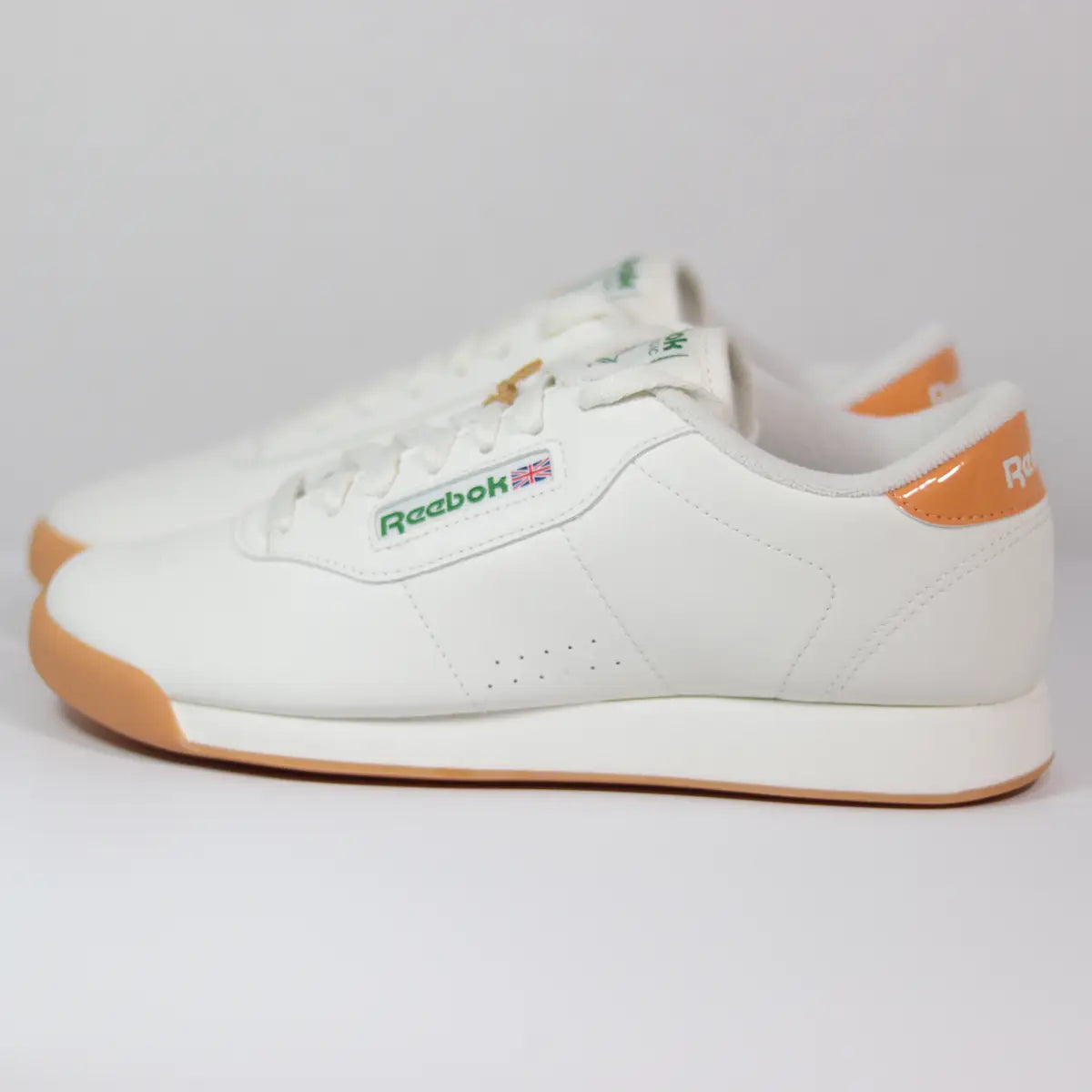 Par de zapatillas urbanas blancas mujer Reebok Princess Classic vista diagonal