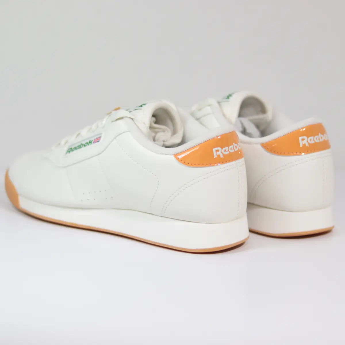 Vista trasera talón zapatillas casuales blancas Reebok Princess Classic para mujer