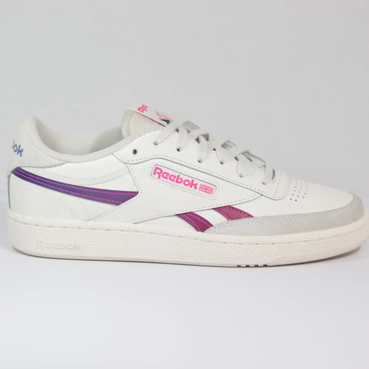 Zapatillas casuales mujer Reebok Club C Revenge Vintage blancas perfil lateral externo detalles rosa y morado